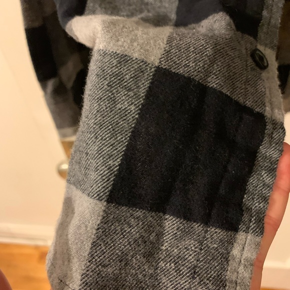 Old Navy Men’s casual button down - Picture 3 of 4